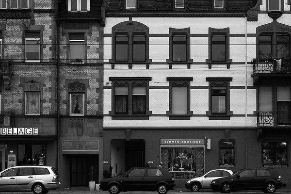 Diseño elegante de la casa con coches aparcados en blanco y negro