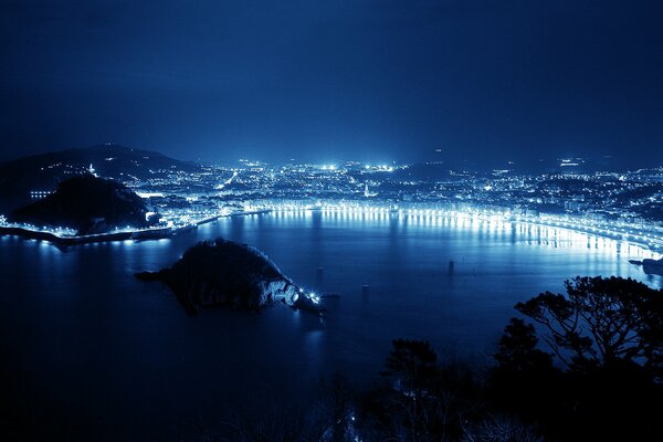 Illuminazione di nightgg della città in acqua specialmente