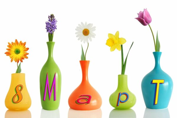 Cinq vases de différentes couleurs et tailles. Dans chaque vase sur une fleur