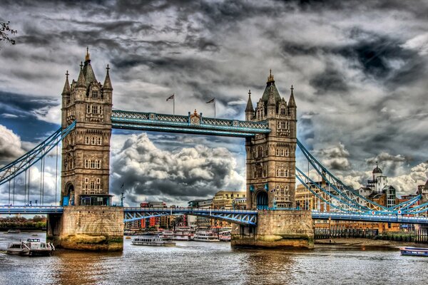 Nuages sur le pont de Londres