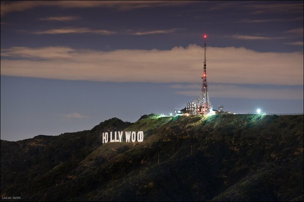 Ein Hollywood-Zeichen, das auch nachts sichtbar ist