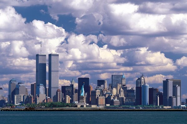 Rascacielos en Estados Unidos y la Estatua de la Libertad