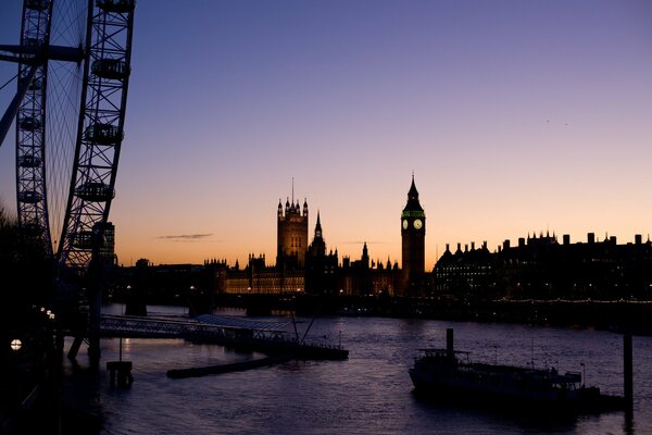 Sonnenuntergang im Hintergrund von Big Ben in London und Riesenrad