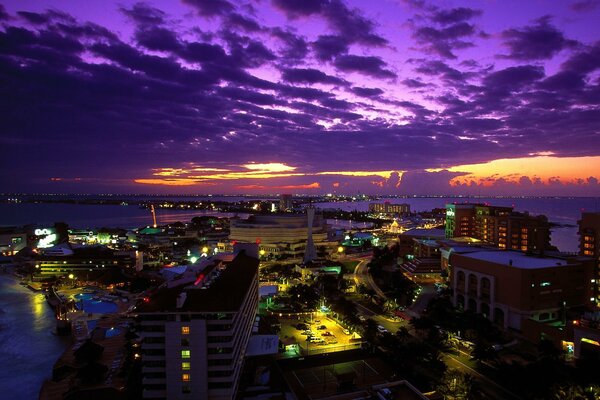 Nocny Cancun o zmierzchu