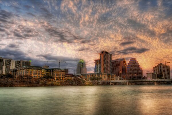 Sonnenuntergang und Wolken am Fluss in Austin