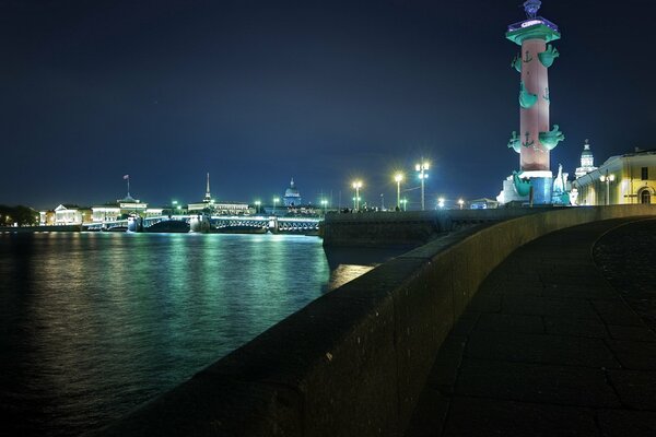 Noche San Petersburgo río luces terraplén