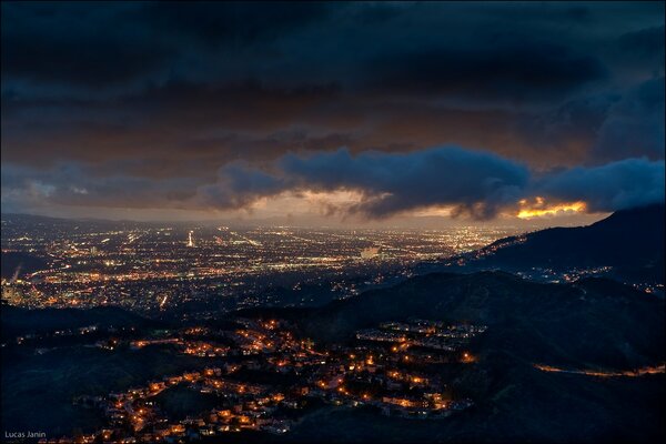 Облака над вечерней Калифорнией