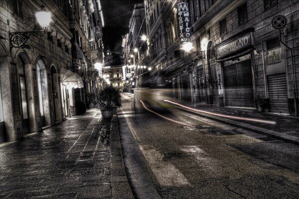 Пустая ночная улица с фонарем