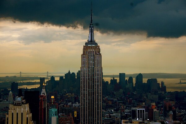 Hermoso Cielo con un rascacielos en nueva York