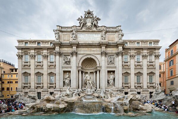 Der Trevi-Brunnen in Rom. Das Gebäude