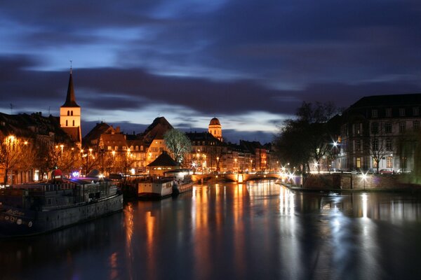 Ein herrlicher Fluss und Lichter darin