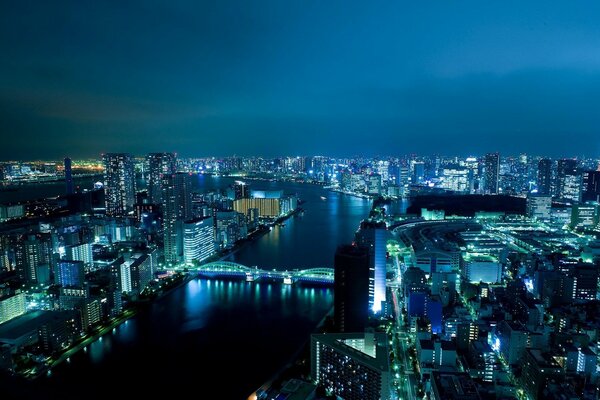 Puente nocturno japonés sobre el río