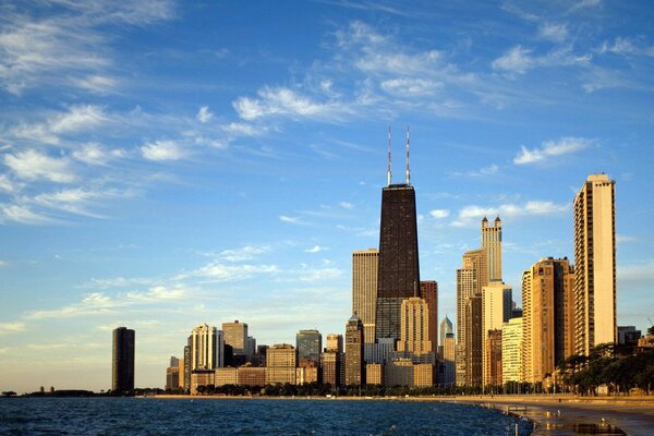 Chicagos Wolkenkratzer an einem schönen, ruhigen Tag
