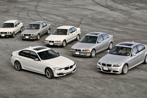 Kilka samochodów BMW na wystawie
