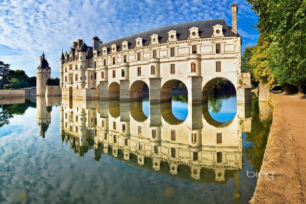 Reflejo del edificio en el agua