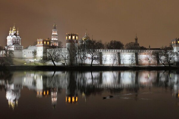 Das abendliche Neudewitschi-Kloster in der Reflexion