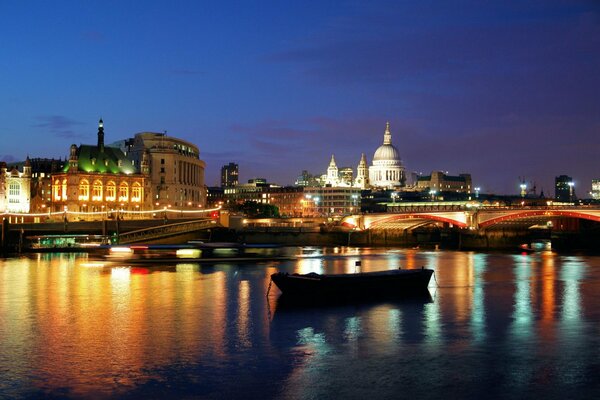 Barca sul fiume in una bella notte di Londra