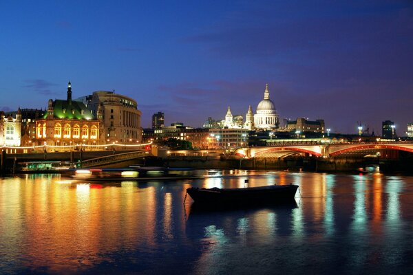 Łódź na rzece w piękną londyńską noc
