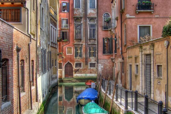 Parking des bateaux près des maisons à Venise