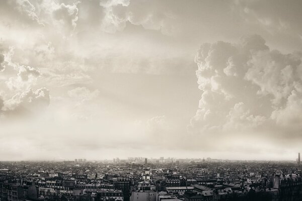Le nuvole si addensano sul panorama della capitale francese