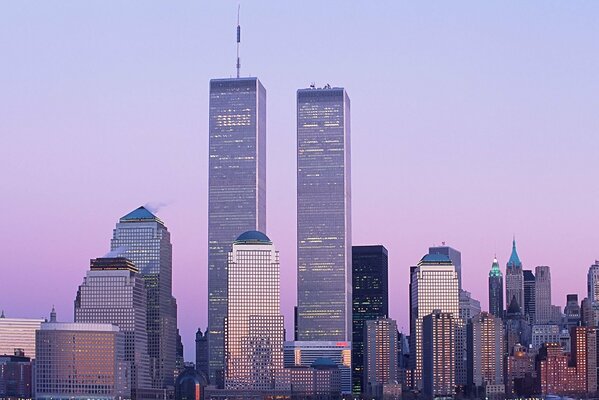 Twin Towers in New York City, lila Hintergrund
