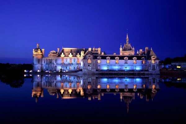 Reflejo del castillo por la noche en el agua