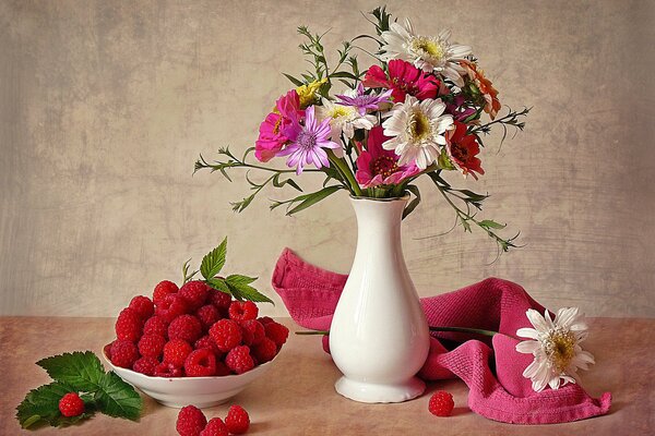 Bouquet de fleurs dans un vase avec des baies