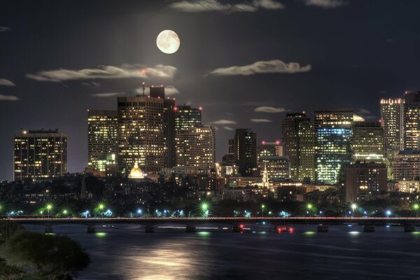 Luna luminosa e bella città notturna