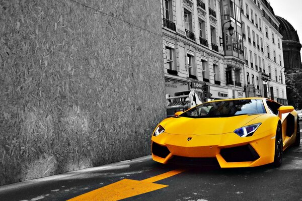 Lamborghini-positivo tra la giungla di pietra