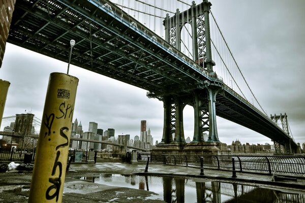 Most Manhattan przecina rzekę