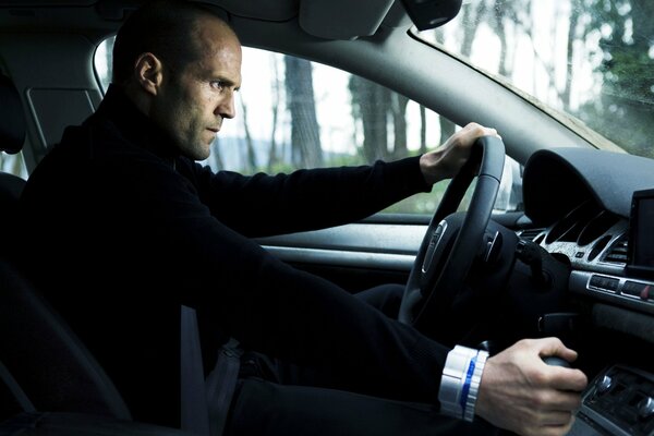 Statham, der das Auto fährt