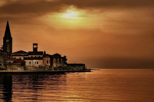 Torre sulla penisola al tramonto