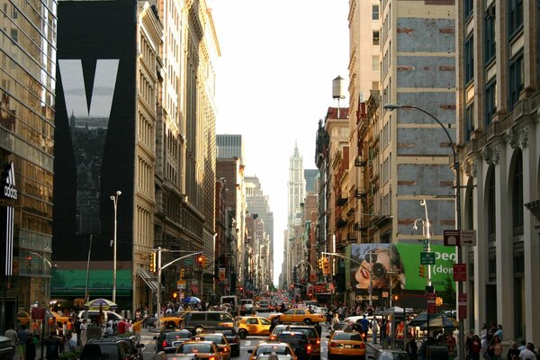 Taxi in der Stadt New York inmitten der Wolkenkratzer