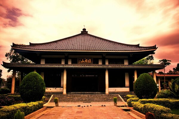 Temple japonais au coucher du soleil