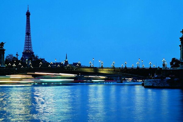 Vue non triviale de la tour Eiffel à Paris