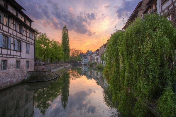 Schöne Aussicht auf den Kanal . Wolken sind wie Luftkissen . Häuser sind von Bäumen umwickelt