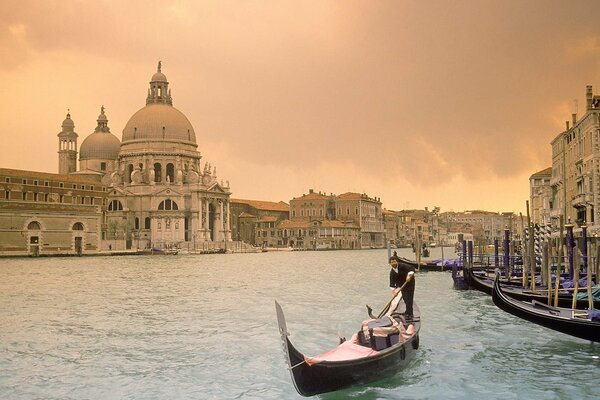 Passeggiata mattutina in gondola lungo gli splendidi canali di Venezia