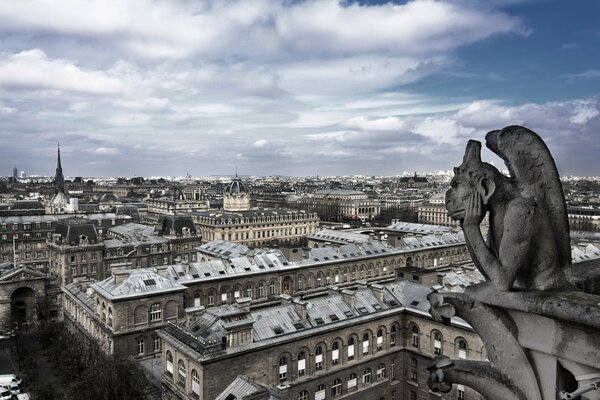 Nubes sobre las casas de Notre Dame París Francia