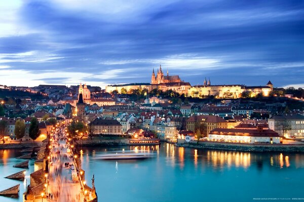 Praga puente de Carlos en la mesa de trabajo