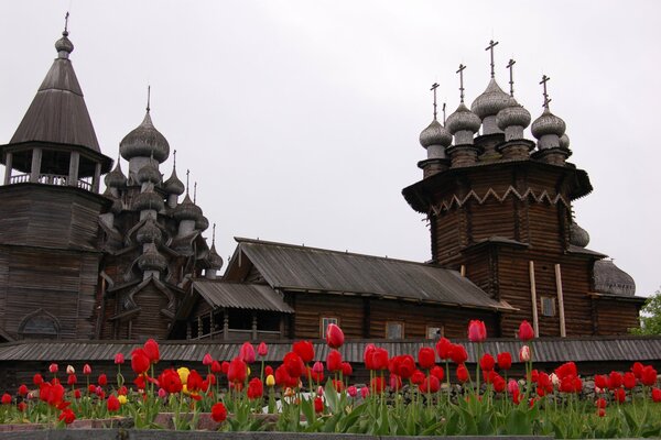 Vieille Russie décorée de fleurs