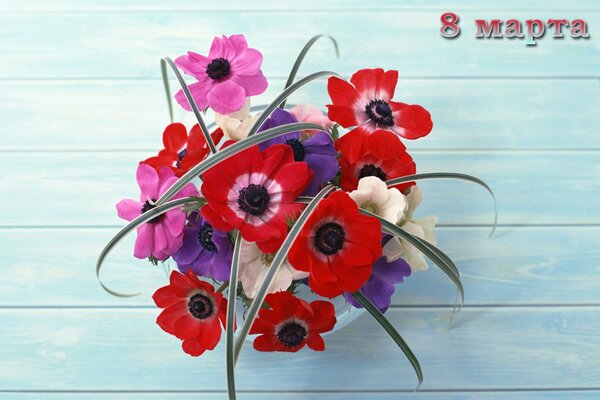 Carte postale avec l inscription du 8 mars dans le coin supérieur droit et un bouquet de fleurs rouges, violettes, blanches et roses