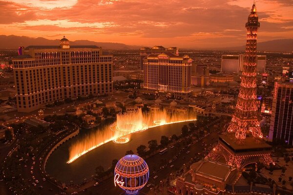 Las Vegas Nacht und Lichtshow eines riesigen Casinos