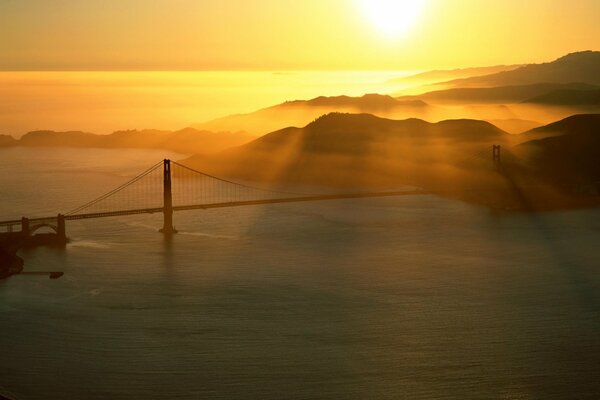 Most w San Francisco o zachodzie słońca