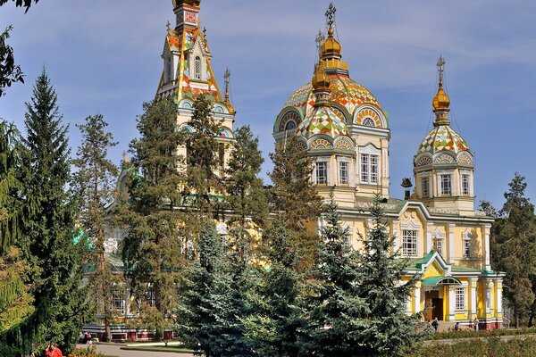 Eine Kirche mit goldenen Bädern und ein Park in der Nähe