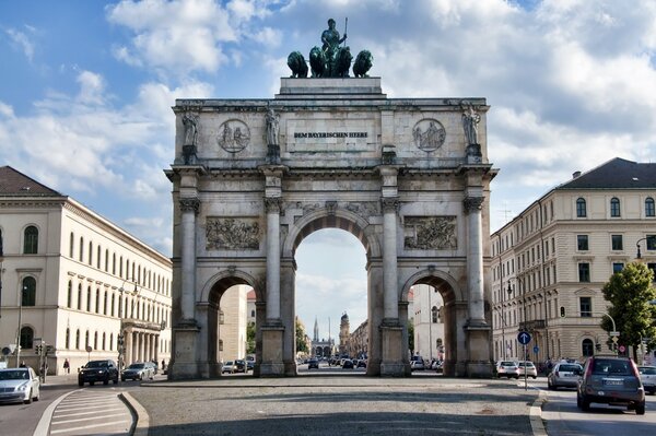 Autos und Gebäude am Nachmittag in München