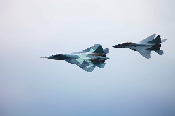 Mig-29m2 in der Nähe des t-50 am Himmel