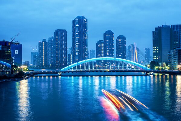 Abendansicht der Brücke über den Fluss in Tokio