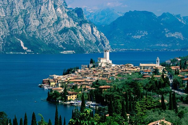 Bella città sul mare di berugu