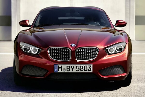 BMW in rosso auto alla moda