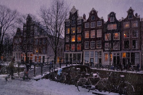 Abendlicher Schneefall in den Straßen von Amsterdam